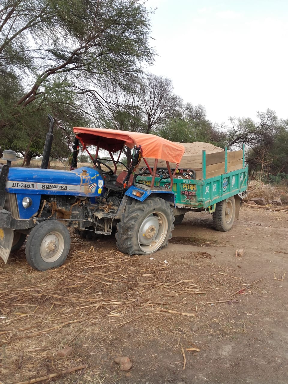 ग्रामीणों ने पकड़े चंबल रेत से भरे दो टै्रक्टर ट्रॉली