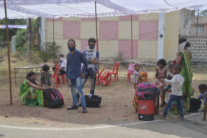 Migrant laborers arrived at border by paying hungry rent from Gujarat
