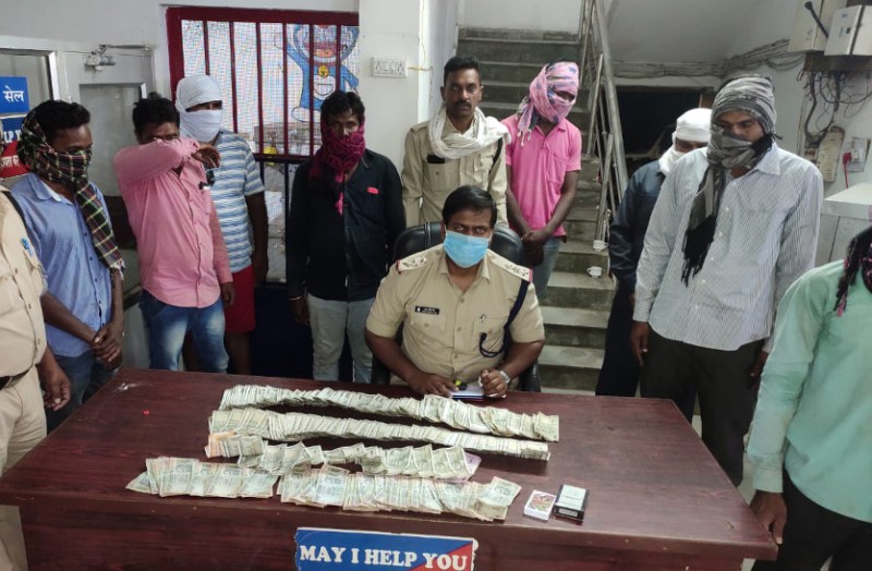 पुलिस को देखते ही इधर-उधर भागने लगे जुआरी, घेराबंदी कर पुलिस ने आठ को पकड़ा, एक लाख छह हजार रुपए जब्त