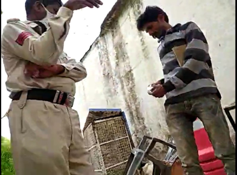 किसान से थाने के प्रधान आरक्षक ने जबरिया लिया घूस, वीडियो हुआ वायरल, एसपी ने किया निलंबित