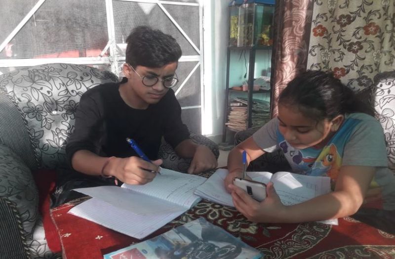 बच्चों ने लगाया कान, घर बैठे पा रहे ज्ञान