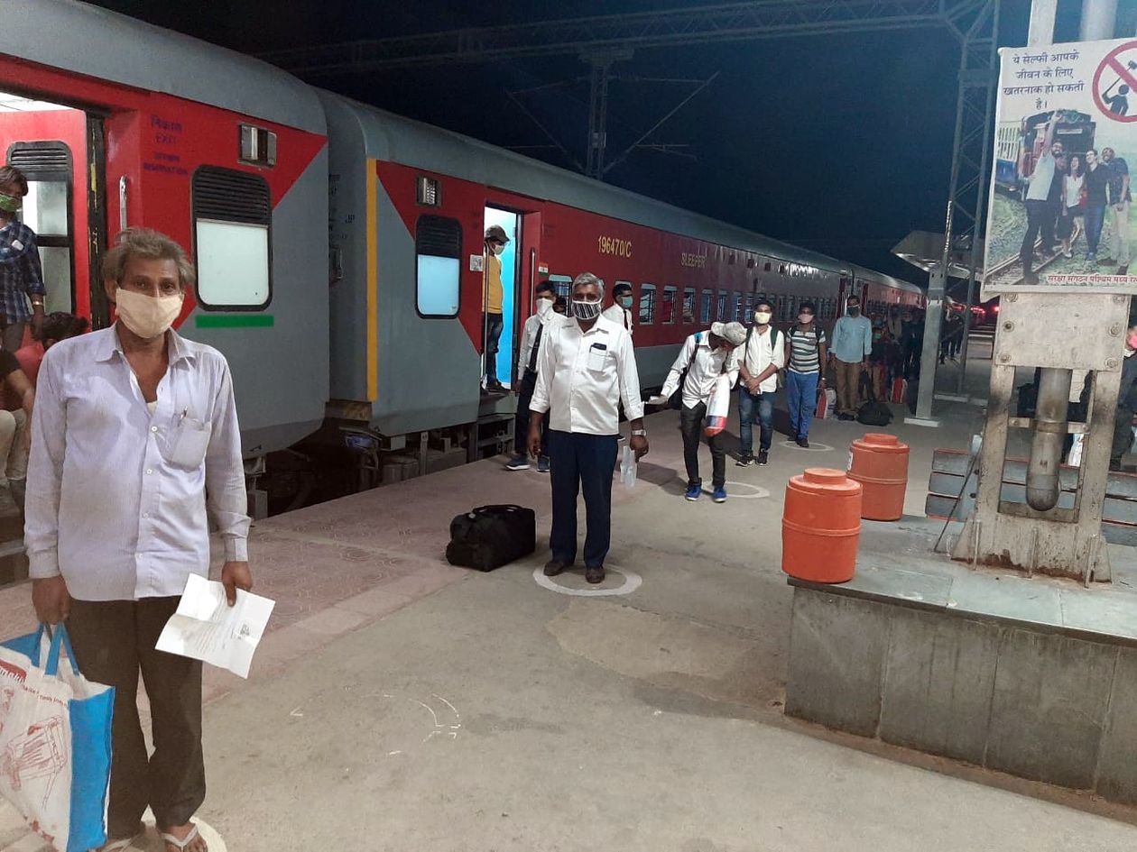 त्रिवेंद्रम से हिण्डौन पहुंचे1378 प्रवासी,बसों से दी रवानगी