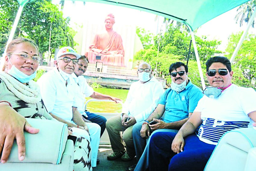 रायपुर: तीन पूर्व महापौर ने बोट पर बैठकर देखी बूढ़ा तालाब की सफाई
