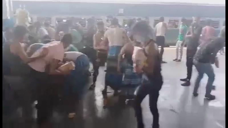 ट्रेन में आखिर कबतक रोक पाते भूख-प्यास को, स्टेशन पर नाश्ता देखा तो टूट गया सब्र