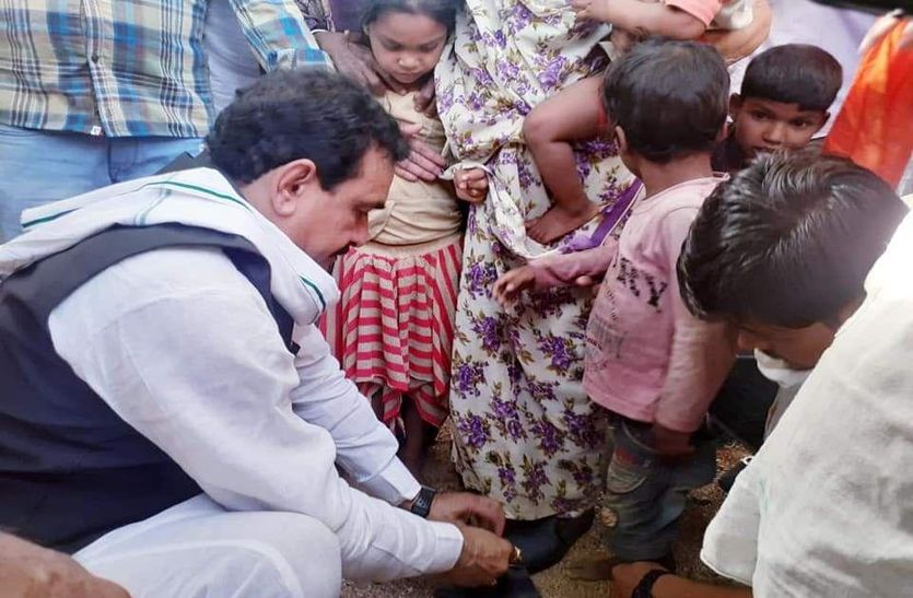अचानक गृहमंत्री ने रूकवाया काफिला, दिखाई मानवता