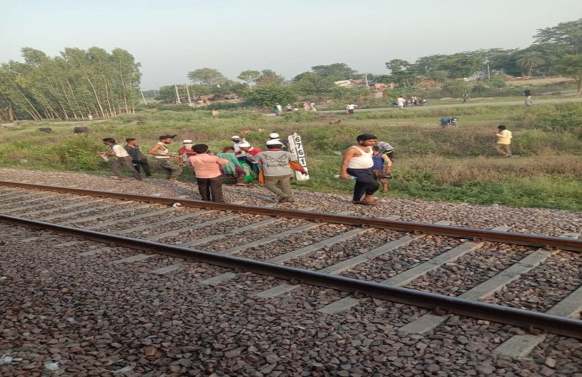 Mumbai Rail Negligence : चार दिनों में बस्ती नहीं पहुंची ट्रेन यात्री परेशान, रेलवे ने नहीं ली सुध