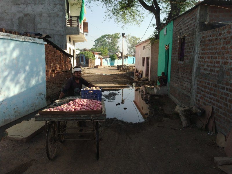 मंडीबामोरा। इस तरह घरों में भरा रहा दूषित पानी।