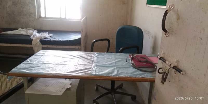 सिरोंज। इस तरह डॉक्टर कक्ष में कुर्सी-टेबिल पड़ी रहतीं हैं खाली।