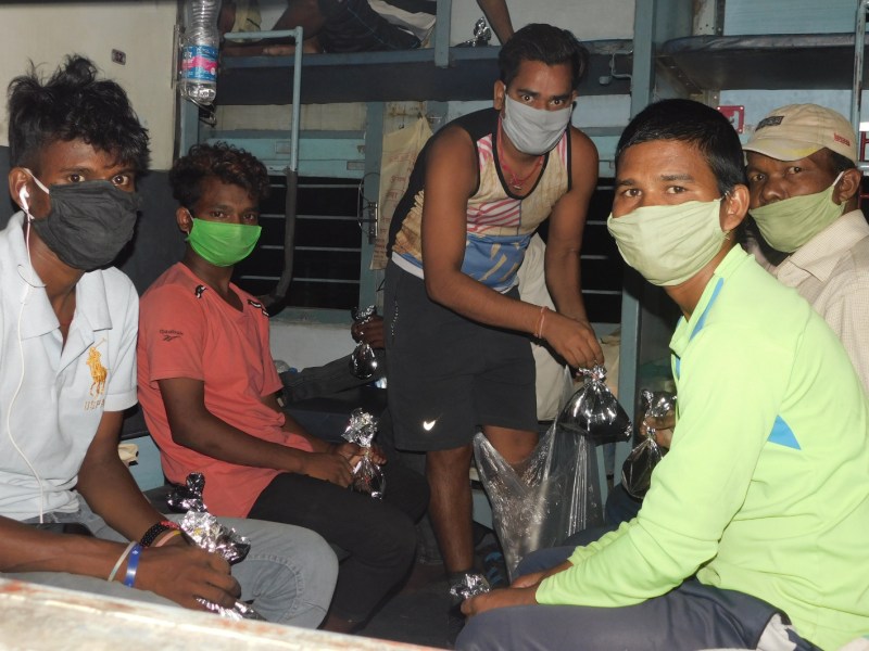 ट्रेन में मिल बांट कर श्रमिकों ने ग्रहण किया भोजन-पानी