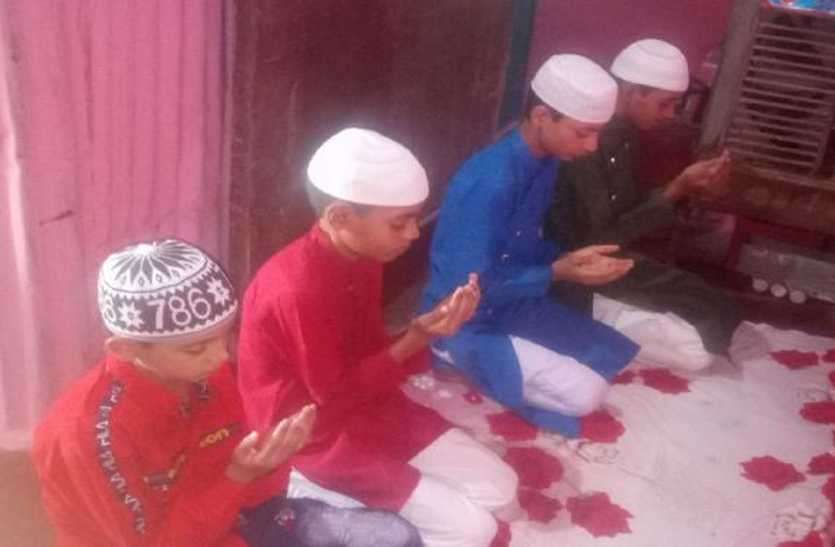 ईदगाह में नहीं घरों पर अता की ईद की नमाज, जरूरतमंदों को खिलाई सिवइयां