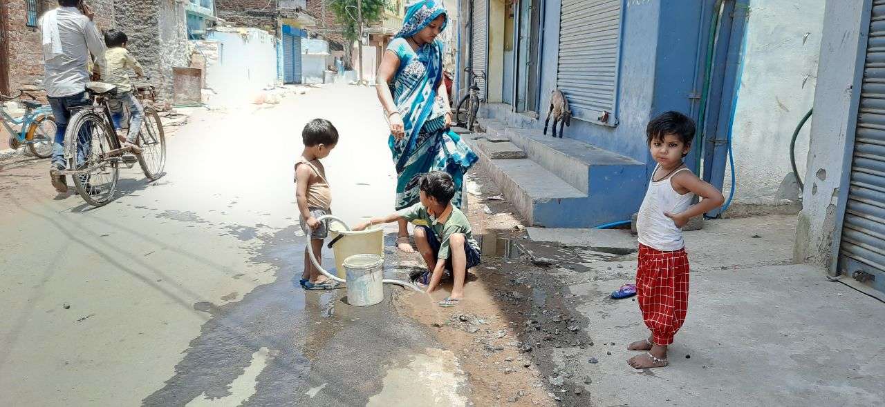 Innocent children, who are suffering from water crisis among the heat of Loo, also help