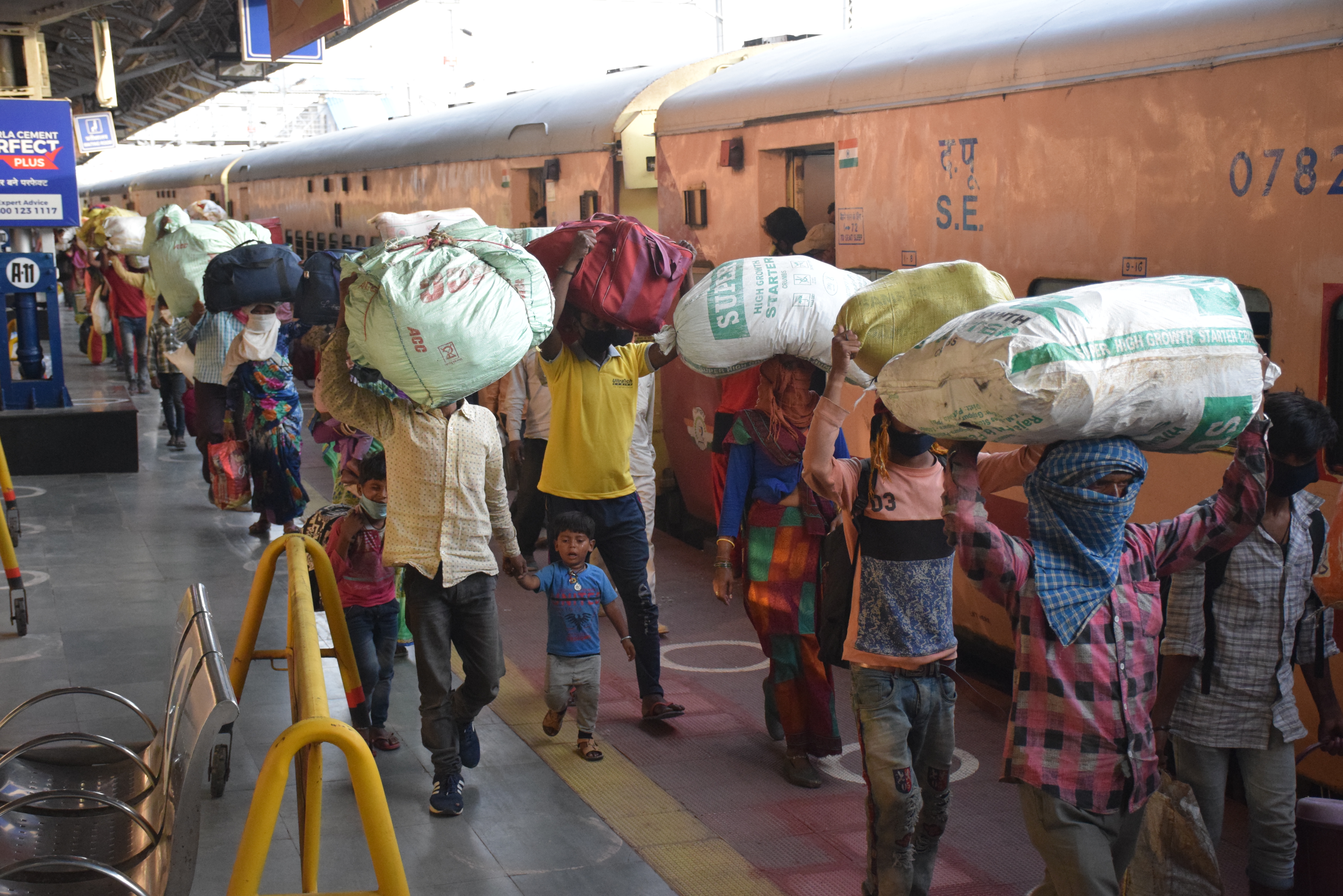2800 migrant workers from Gujarat and Tamil Nadu arrive and Rewa
