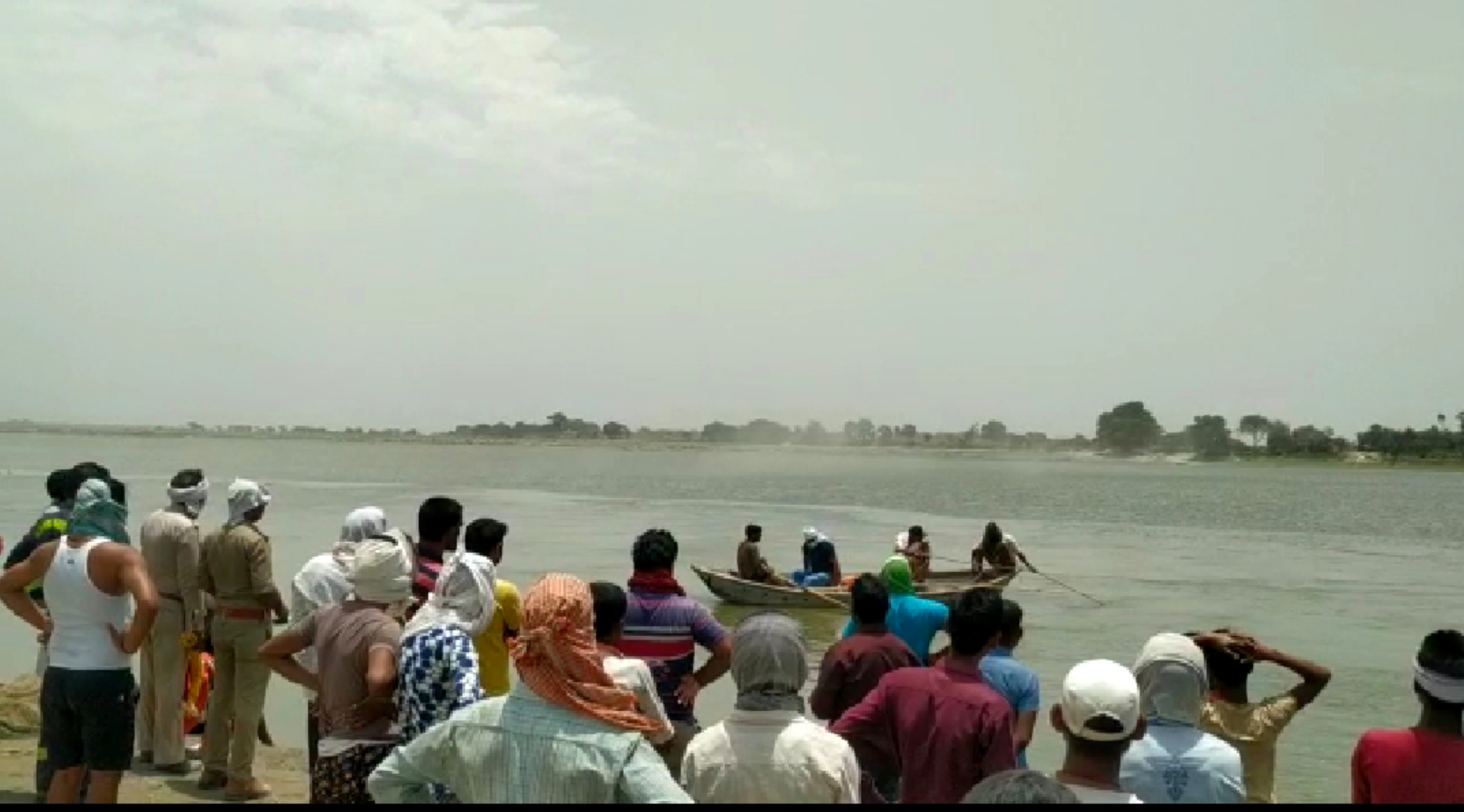 रायबरेली में गंगा नदी में नहाने गया किशोर नदी में डूबा,प्रशासन कर रहा है किशोर की तलाश,परिजनों ने पुलिस पर लगाये यह आरोप