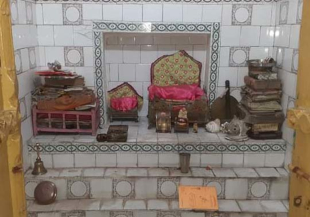 पुजारी को बंधक बना राम जानकी मंदिर से करोड़ों रुपए की छह मूर्तियां लूट फरार हुए बदमाश