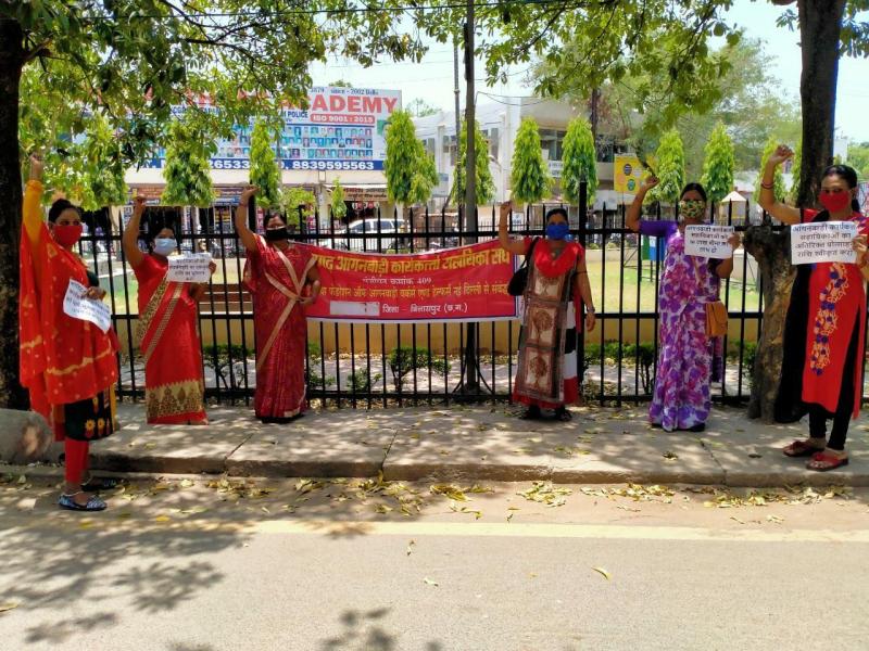 कोरोना संकट में आंगनबाड़ी कार्यकर्ताओं का मौन प्रदर्शन, सुरक्षा उपकरण, 50 लाख का बीमा और मांगी प्रोत्साहन राशि