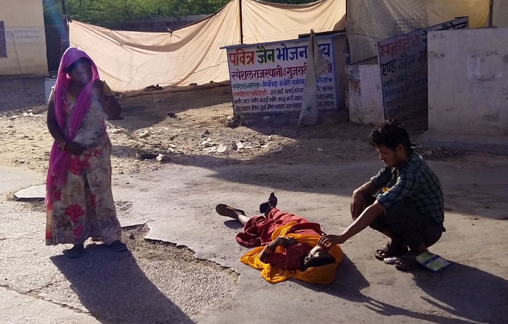 भीषण गर्मी कर रही बेहाल, रामदेवरा में गश खाकर गिरी महिला