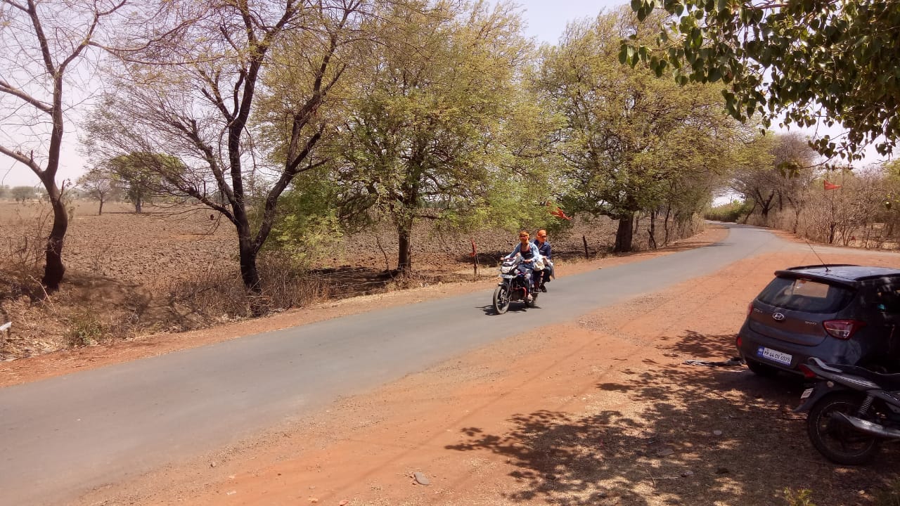 आनंदपुर। इस तरह सड़कें सुबह से नजर आती हैं सुनसान।