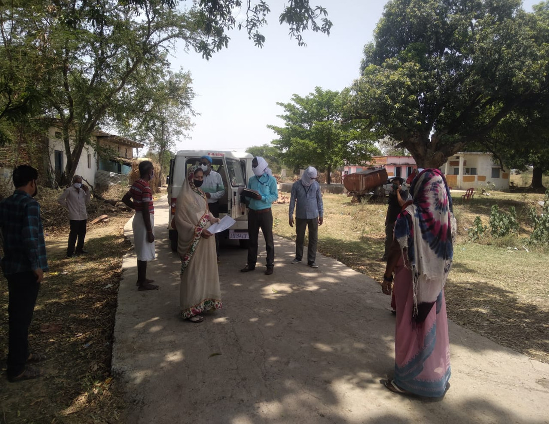 ग्राम बरबसपुरा में लोगों के सेहत की जांच करती स्वास्थ विभाग की टीम।