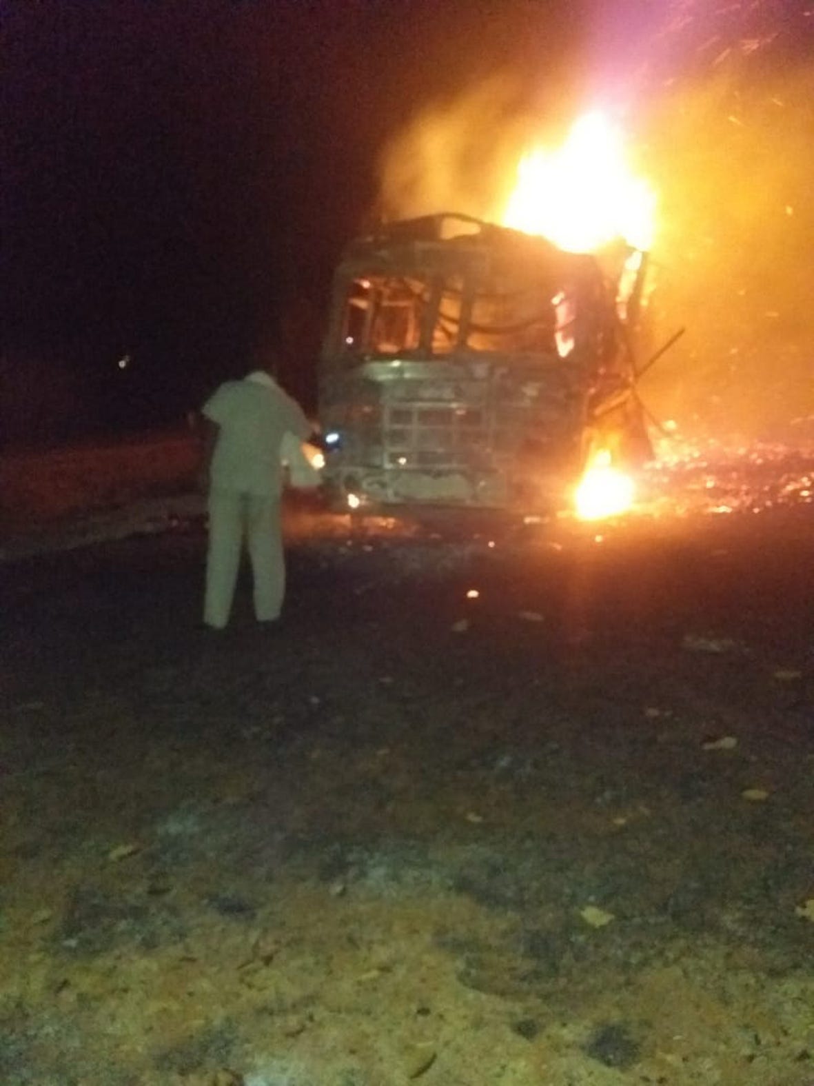 Truck laden with tendu patta burnt, young man saved village with sensi