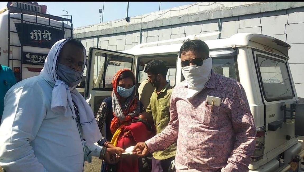 पैदल चल रही सुनीता ने बेटे को दिया जन्म, नाम रखा जीतू पटवारी, मां बोलीः बड़ा होकर मेरा लाल बनेगा...