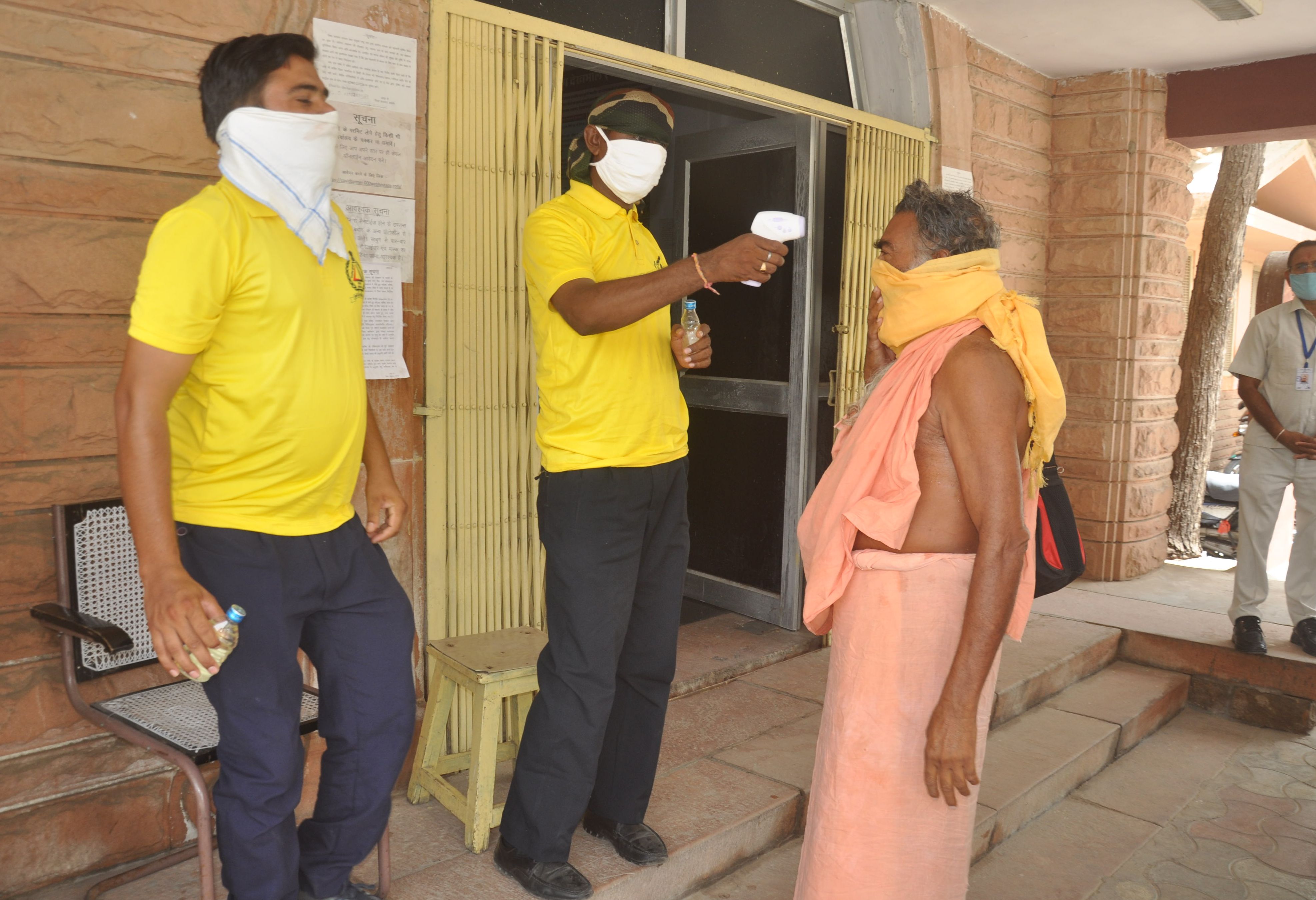 बाड़मेर: कलक्ट्रेट में अधिकारियों-कर्मचारियों के साथ आगंतुकों  की थर्मल स्कैनिंग