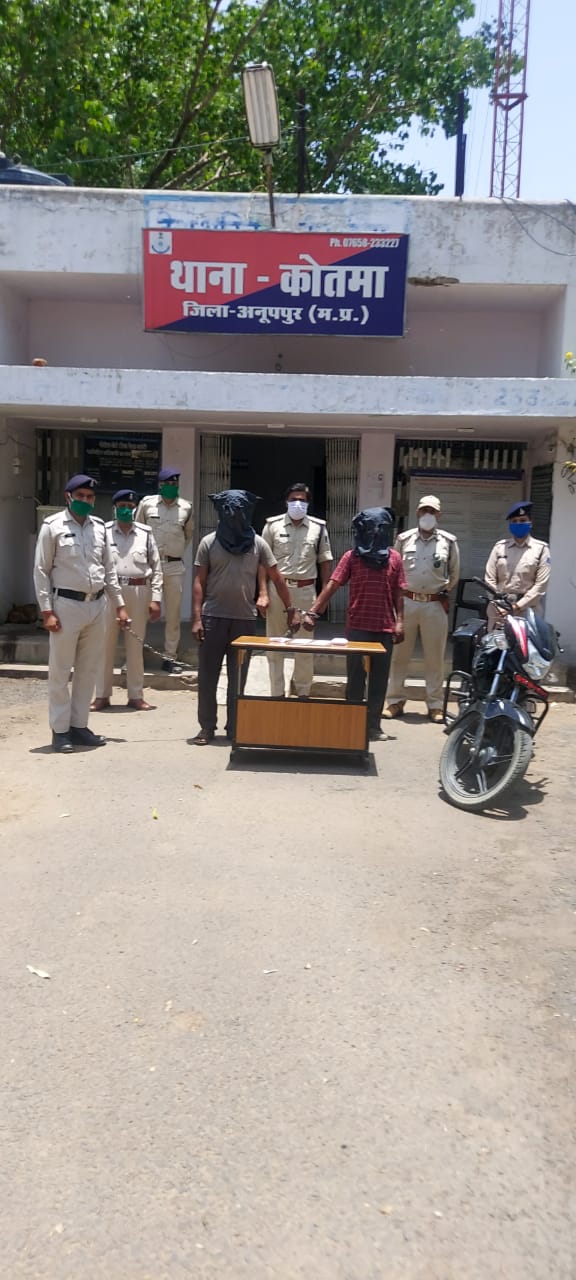 Two accused arrested for breaking a bike trunk and arrested 70 thousan