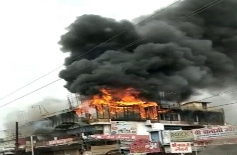 बरेली: शॉपिंग कॉम्प्लेक्स में लगी भीषण आग, दमकल की गाड़ियां मौके पर