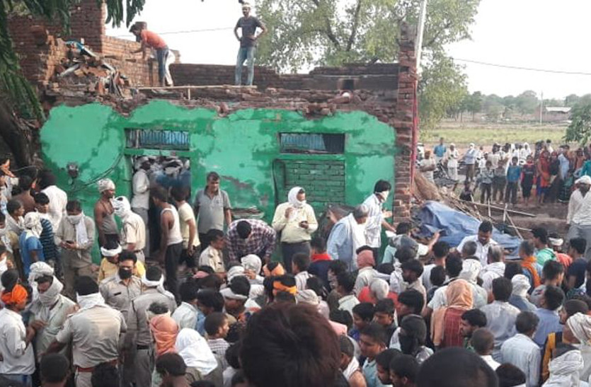 three dead strong storm house collapse in dholpur