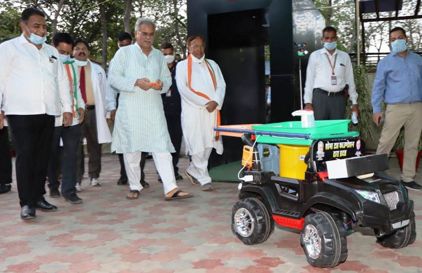 सीएम ने रोबोट नर्स का शुभारंभ कर एम्स रायपुर को सौंपा