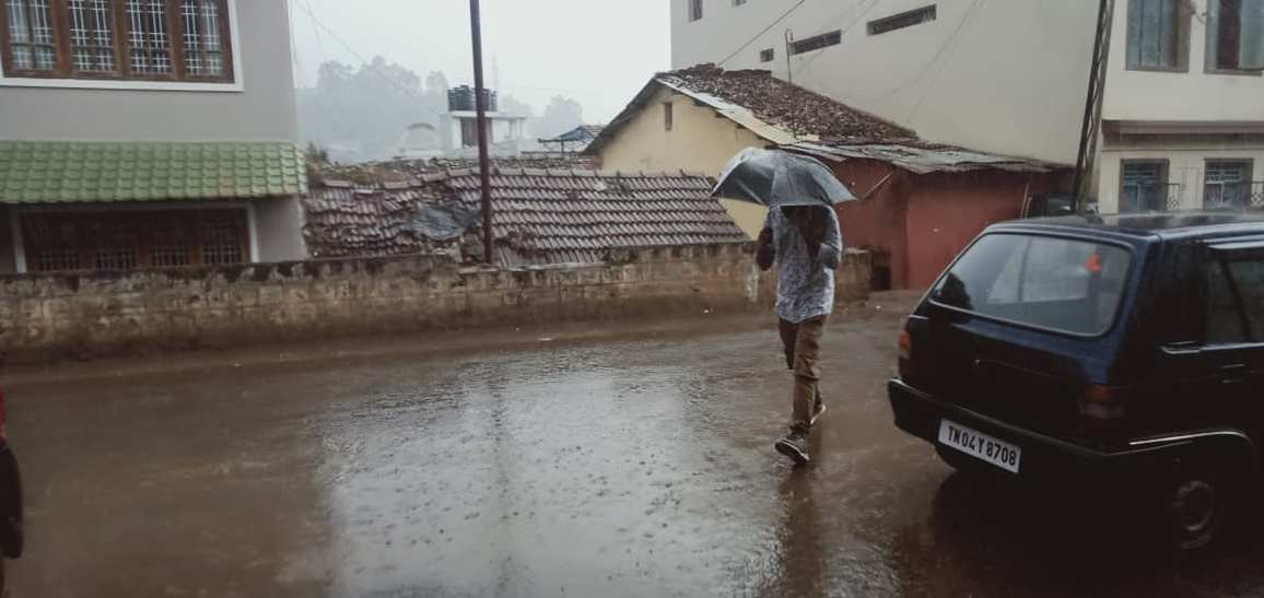 ऊटी में बारिश से बदला मौसम का मिजाज