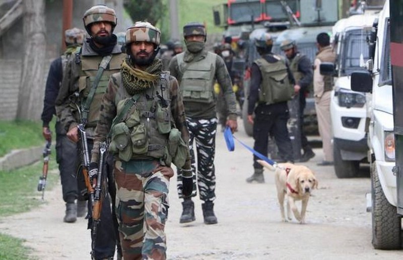 आतंकी पुलवामा में फिर ले आए 50 किलो आइईडी से लदी कार