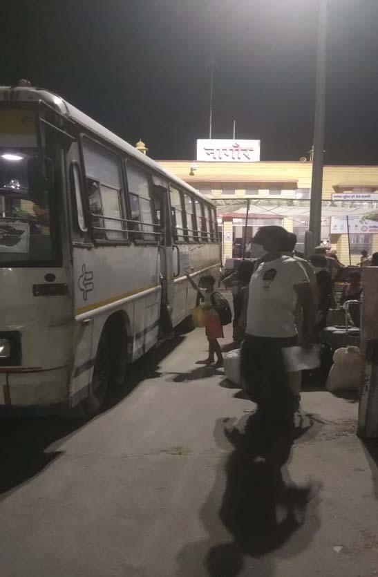 रोडवेज बसों से घर तक पहुंचे 660 यात्री