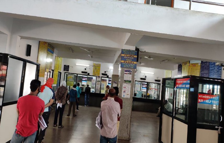 Railway: रेलवे स्टेशन में इस वजह से लोगों ने किया हंगामा, 200 लोग लौटे वापस
