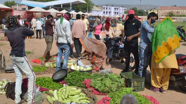 Corona  : कैसी सोशल डिस्टेंसिंग