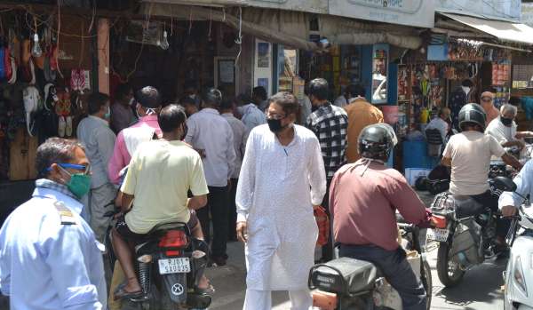 Corona  : कैसी सोशल डिस्टेंसिंग