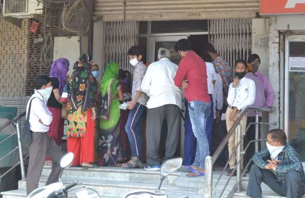 Corona  : कैसी सोशल डिस्टेंसिंग