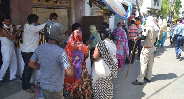 Corona  : कैसी सोशल डिस्टेंसिंग