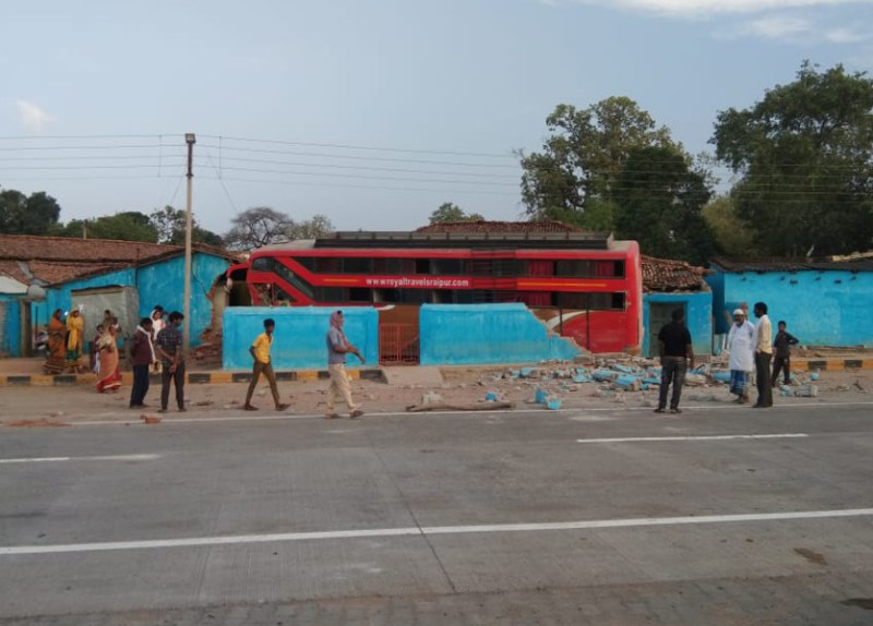 झारखंड, बिहार और उत्तर प्रदेश के प्रवासी मजदूरों से भरी बस दीवार तोड़ते घर में घुसी, 12 घायल