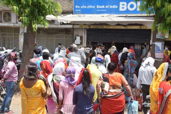 500 रुपये राशि निकालने के लिए उमड़ी भीड़, देखें इन तस्वीरों में