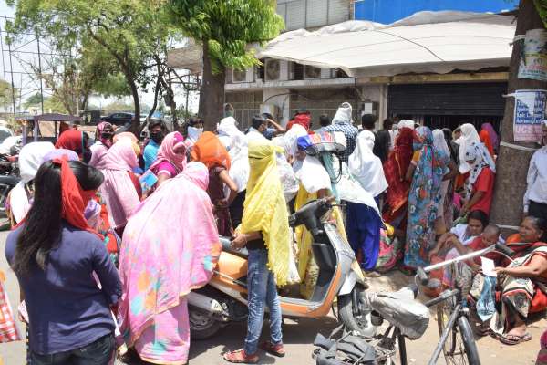 500 रुपये राशि निकालने के लिए उमड़ी भीड़, देखें इन तस्वीरों में