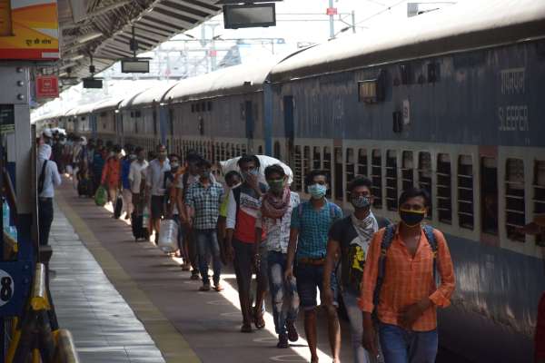 श्रमिक स्पेशल ट्रेन से सतना में उतरे मजदूर, देखें फोटो में