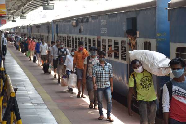 श्रमिक स्पेशल ट्रेन से सतना में उतरे मजदूर, देखें फोटो में