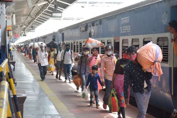 श्रमिक स्पेशल ट्रेन से सतना में उतरे मजदूर, देखें फोटो में