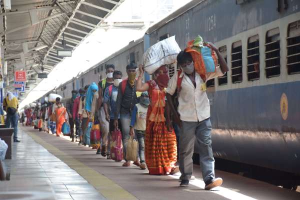 श्रमिक स्पेशल ट्रेन से सतना में उतरे मजदूर, देखें फोटो में