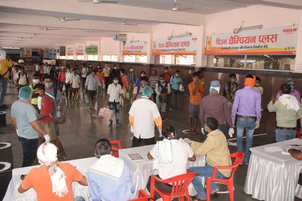 श्रमिक स्पेशल ट्रेन से सतना में उतरे मजदूर, देखें फोटो में