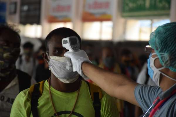 श्रमिक स्पेशल ट्रेन से सतना में उतरे मजदूर, देखें फोटो में