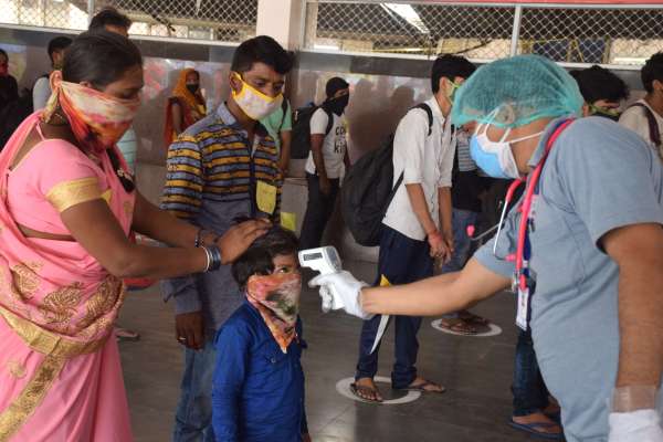 श्रमिक स्पेशल ट्रेन से सतना में उतरे मजदूर, देखें फोटो में