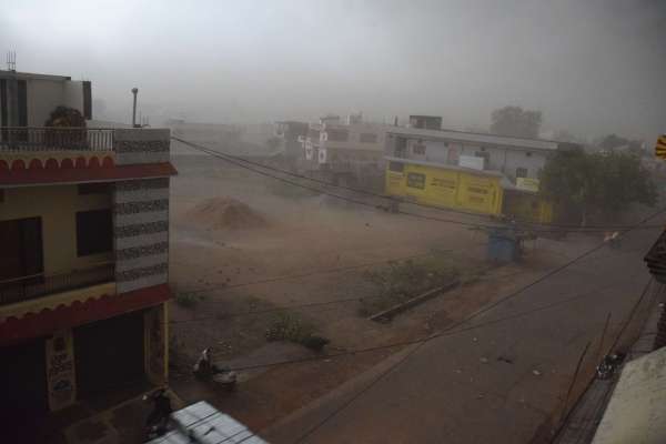 बिन मौसम आंधी बारिश का तांडव, ढह गए मकान, देखें फोटो में