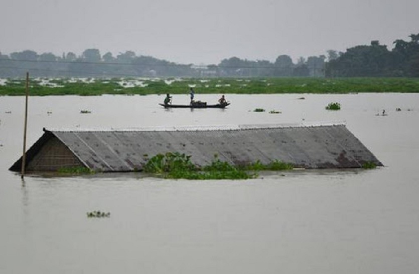 ब्रह्मपुत्र रौद्र रूप में, असम में 3 लाख लोग आए बाढ़ की चपेट में