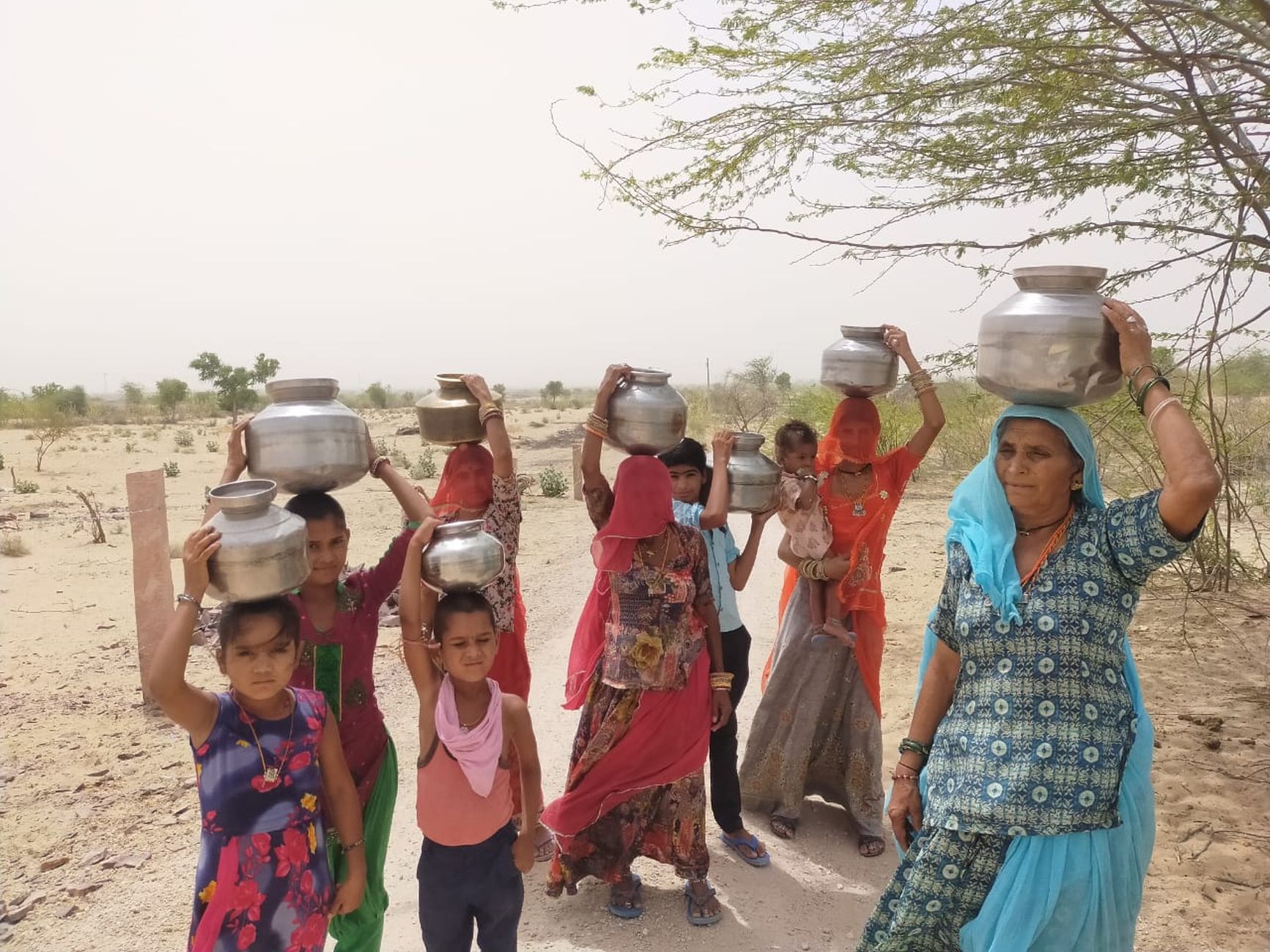 दो वर्षों से जलापूर्ति बंद, पानी के लिए दर-दर भटक रहे ग्रामीण
